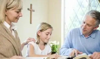 테이블에서 가족 독서 성경