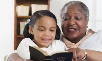 손녀에게 성경을 읽는 여자