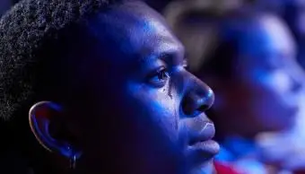 homem chorando enquanto assiste filme