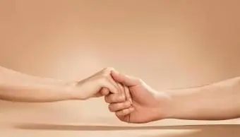 Mann und Frau halten sich an den Händen