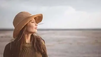 Forscherin, die in der Wüste wegschaut