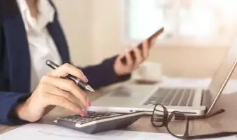 רואה חשבון או בנקאי שעושה כמה חישובים