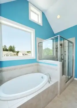 Choisir des couleurs de peinture de salle de bain percutantes de la bonne façon