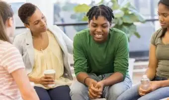 Problémy s dospievajúcim chlapcom pri rozhovoroch o problémoch s rodinou