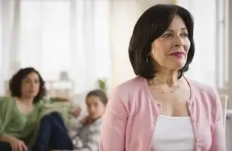 Vyrušená staršia žena