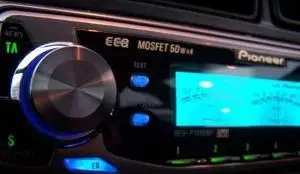 Como conectar um estéreo de carro