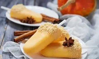 Leckeres Kürbiseis am Stiel