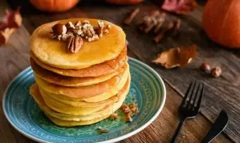 Mit Honig beträufelte Kürbis-Pekannuss-Pfannkuchen