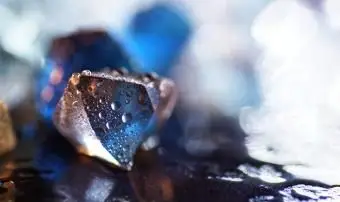 Mit Kristallen und Edelsteinen angereichertes Wasser für Anfänger