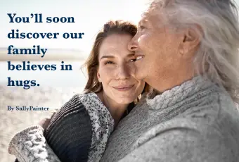 抱き締める若い女性と年上の女性、そして家族の引用へようこそ