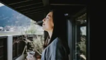 新鮮な空気を楽しんでいる女性