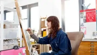 彼女のスタジオで働いているアーティスト