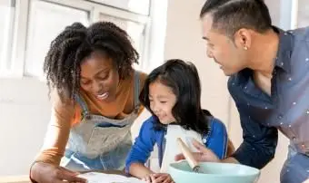 Macocha pomaga dziecku z przepisem