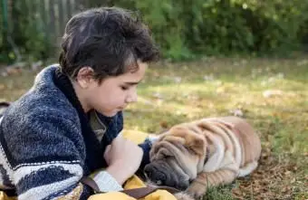 Chłopiec ze szczeniakiem Shar-Pei