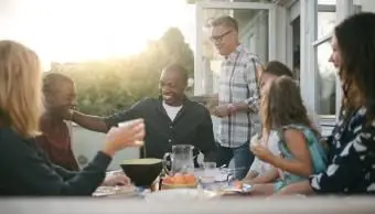 משפחה נהנית מארוחת צהריים במרפסת