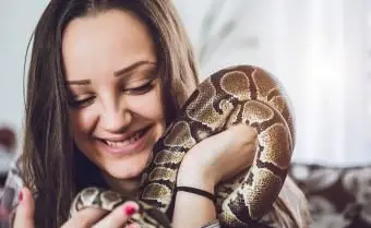 Mulher e sua cobra de estimação