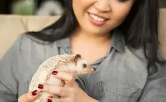 Mulher segurando um ouriço