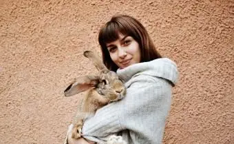 Mulher segurando coelho