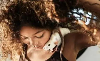 Menina com rato no ombro