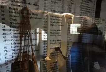 Espositore con abiti da carcerato