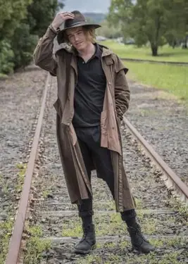 Uomo australiano in abiti tradizionali da bush bush