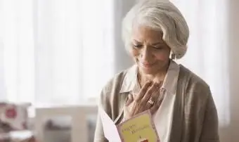 Mulher lendo cartão de aniversário vintage