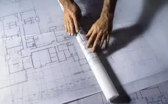 Homem desenrolando plantas