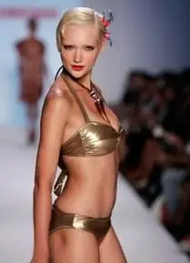 Model v zlatých bikinách od značky South Beach Swimwear