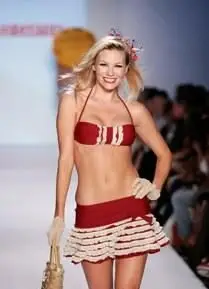 Model v červenej sukni South Beach Swimwear