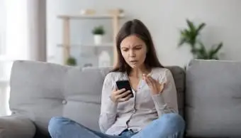 kobieta zdenerwowana czytanie telefonu komórkowego