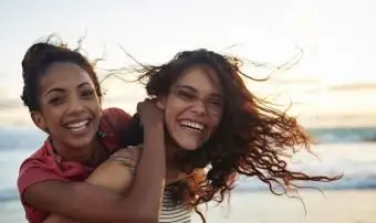 ビーチでぶらぶらしている若い女性