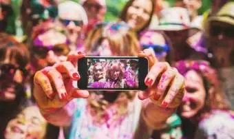 ホーリー祭のお祝いパーティーで一緒に自分撮りをしている友人のグループ