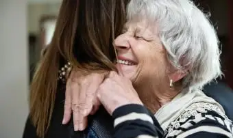 祖母と大人の孫娘が抱き締める