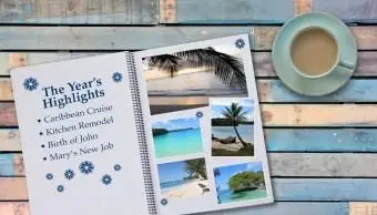 Apri il fotolibro di famiglia sul tavolo