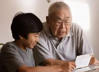 Ragazzo che aggiunge una cartolina al fotolibro