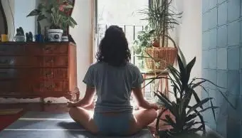 Žena doma medituje