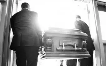 관을 들고 사람들