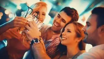 Grupa młodych dorosłych na wieczornym wyjściu