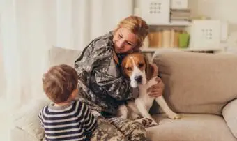 子犬とおかえりなさいママの兵士