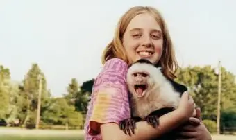 Dziewczynka trzymająca małpę