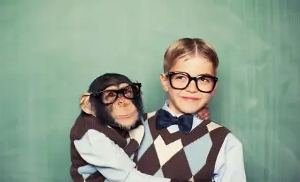 Chłopiec i małpa ubrani podobnie w klasie