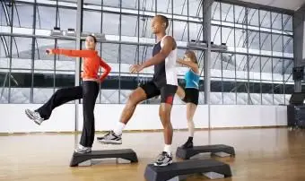 Les gens qui font de l'aérobic