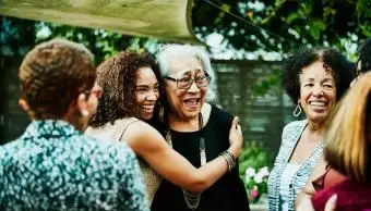 先輩の母親を抱きしめる娘