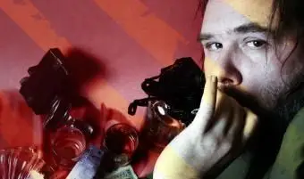 Uomo con oggetti che creano dipendenza