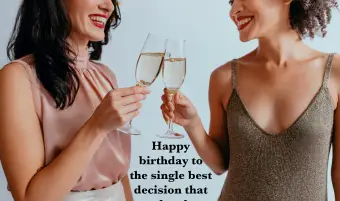 נשים מחייכות נהנות ועושות טוסט