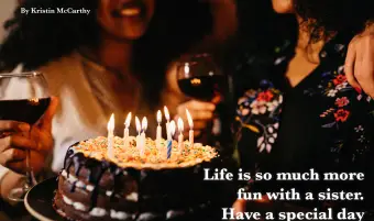 נשים עם עוגת יום הולדת חוגגות