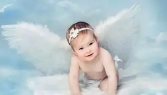 Neonato con ali d'angelo