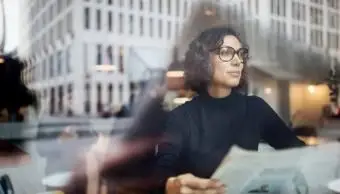 אישה מודעת לסביבתה