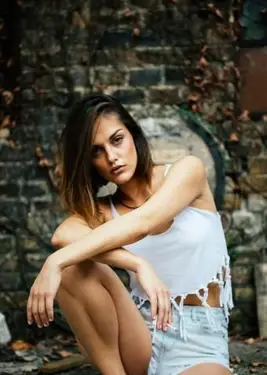 Rapariga com roupa casual grunge