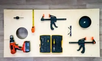 야외에서 프리스비로 병을 목표로 반바지를 입고 남자